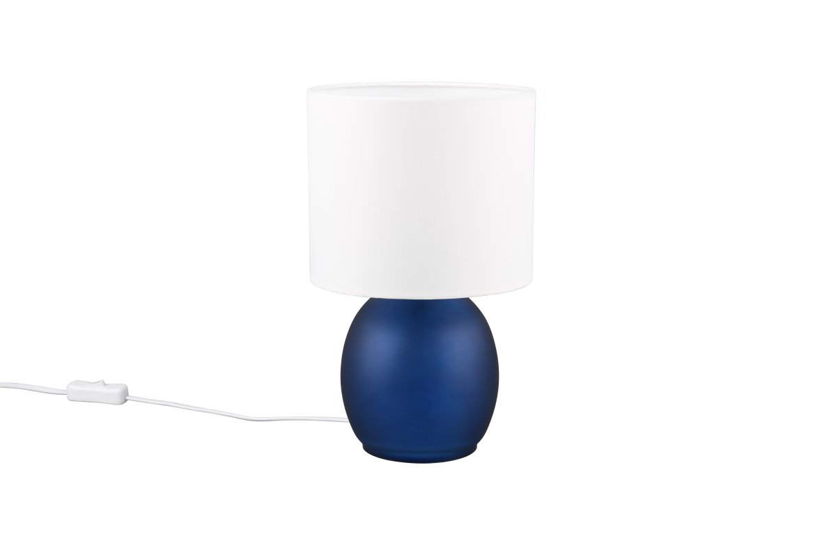 Vela 30cm Blauw tafellamp Van Trio Lighting - De tafellamp heeft een elegante stoffen kap en een prachtig afgeronde glazen voet die samen een harmonieuze indruk cre&euml;ren.