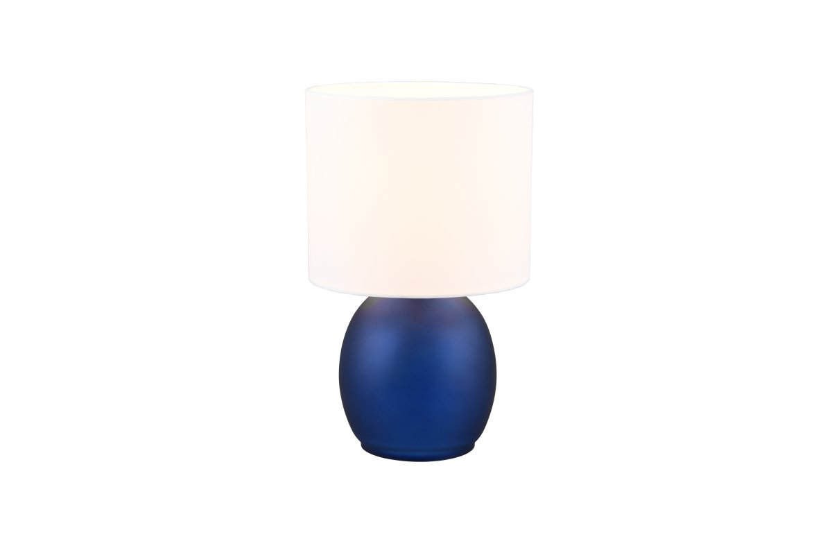 Vela 30cm Blauw tafellamp Van Trio Lighting - De tafellamp heeft een elegante stoffen kap en een prachtig afgeronde glazen voet die samen een harmonieuze indruk cre&euml;ren.