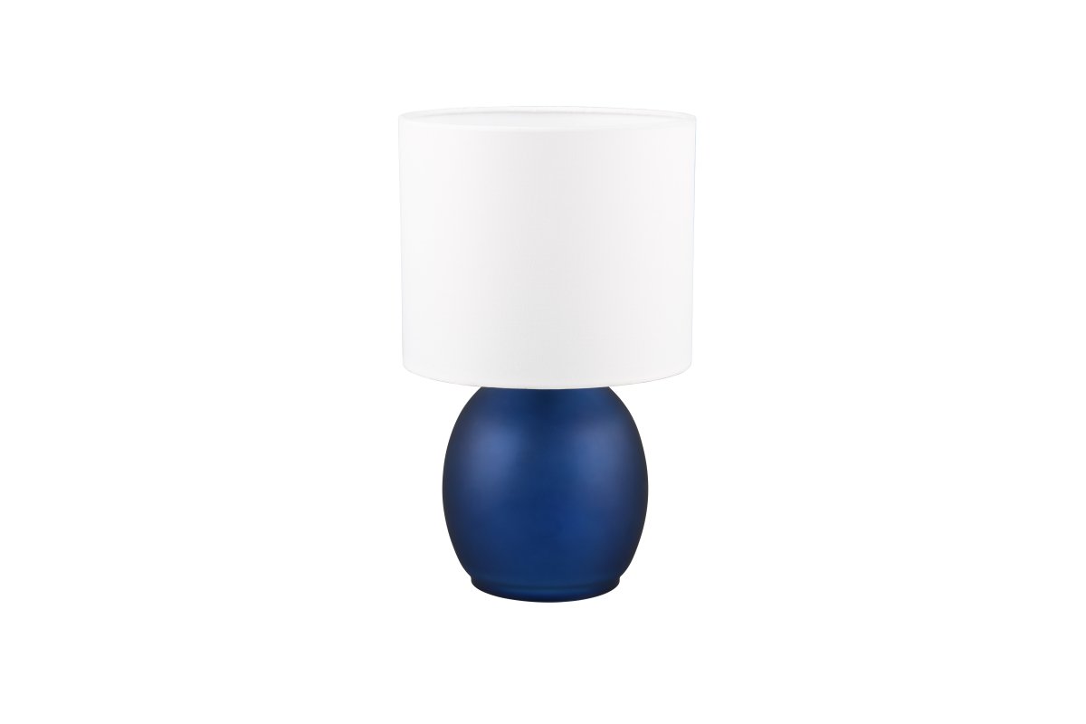 Vela 30cm Blauw tafellamp Van Trio Lighting - De tafellamp heeft een elegante stoffen kap en een prachtig afgeronde glazen voet die samen een harmonieuze indruk cre&euml;ren.