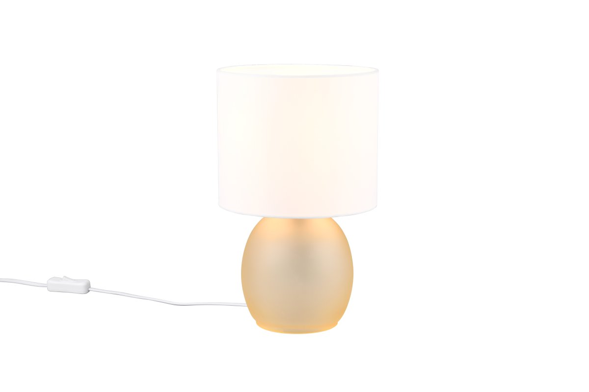 Vela 30cm Amber tafellamp Van Trio Lighting - De tafellamp heeft een elegante stoffen kap en een prachtig afgeronde glazen voet die samen een harmonieuze indruk cre&euml;ren.