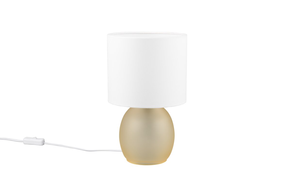 Vela 30cm Amber tafellamp Van Trio Lighting - De tafellamp heeft een elegante stoffen kap en een prachtig afgeronde glazen voet die samen een harmonieuze indruk cre&euml;ren.