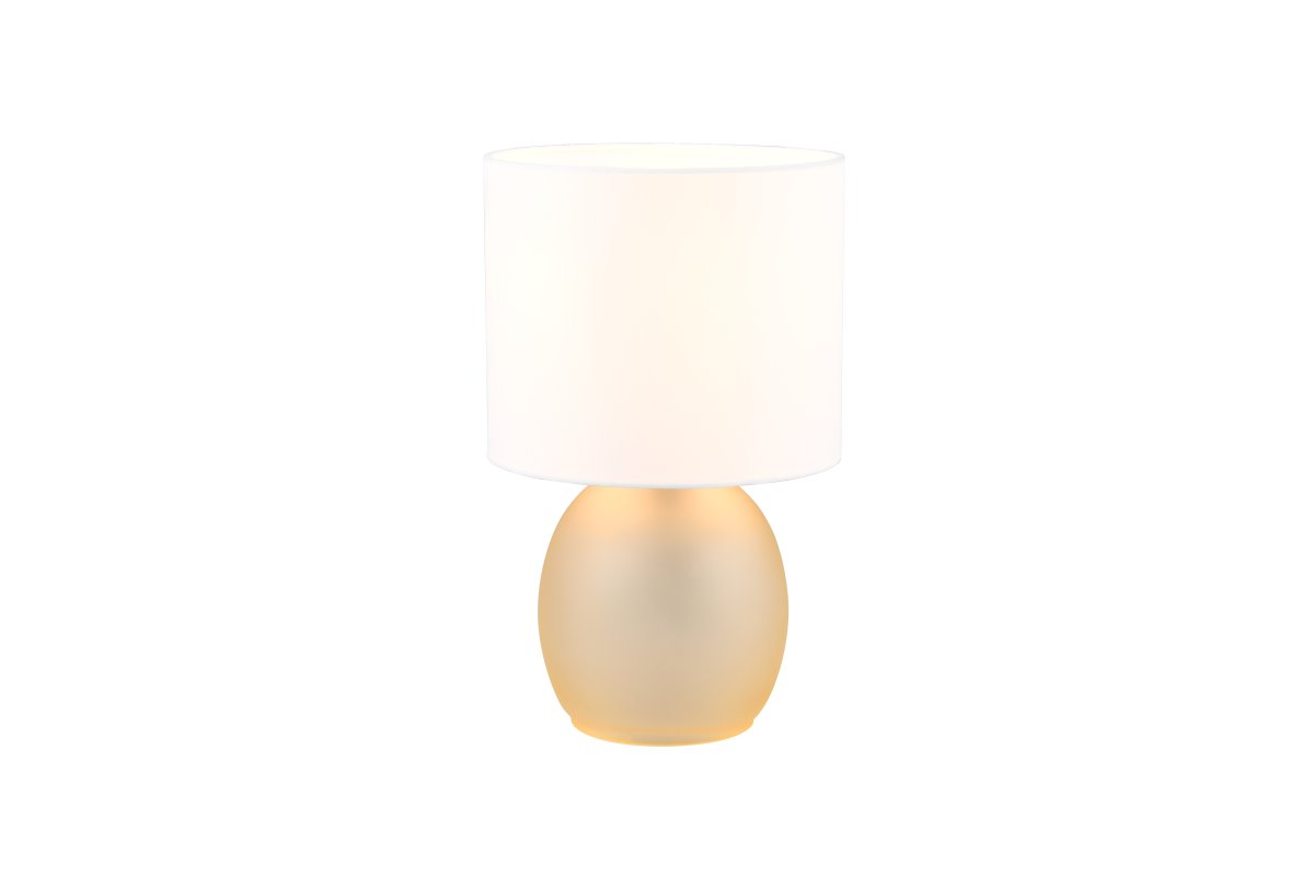Vela 30cm Amber tafellamp Van Trio Lighting - De tafellamp heeft een elegante stoffen kap en een prachtig afgeronde glazen voet die samen een harmonieuze indruk cre&euml;ren.