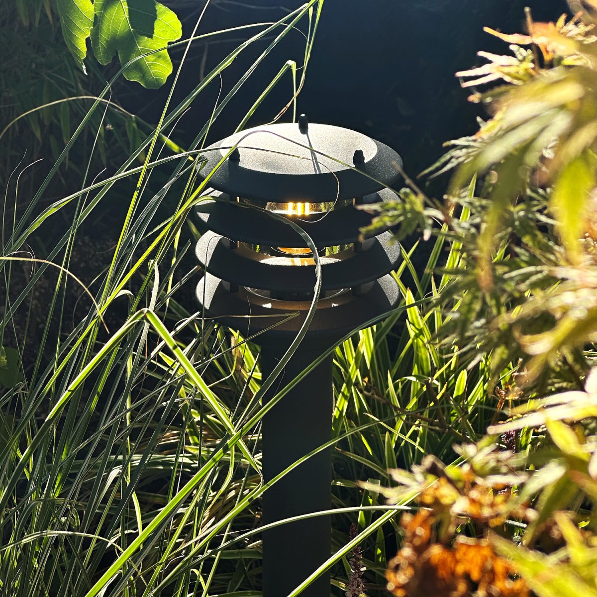 Jupiter Donkergrijs Van Lightson - Jupiter is een stijlvolle bolderlamp in een donkergrijze uitvoering die zorgt voor een aangenaam en helder ori&euml;ntatielicht langs looppaden, opritten en ingangen.