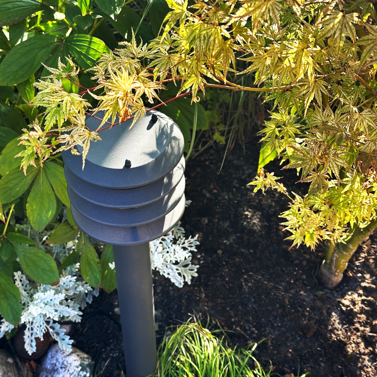 Jupiter Donkergrijs Van Lightson - Jupiter is een stijlvolle bolderlamp in een donkergrijze uitvoering die zorgt voor een aangenaam en helder ori&euml;ntatielicht langs looppaden, opritten en ingangen.