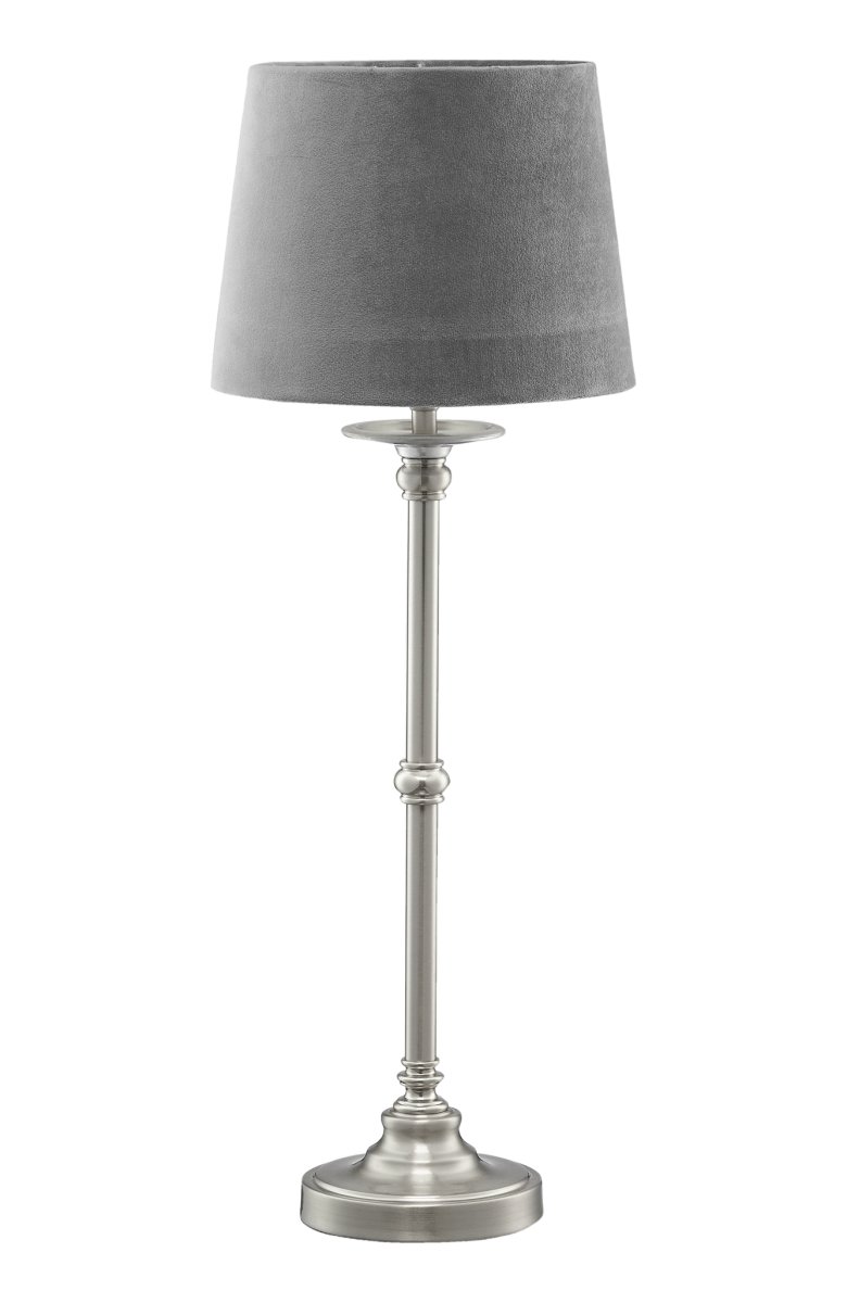Axel Fluweel 58cm Grijs tafellamp Van Pixie Design - De metalen lampenvoet met satijnen afwerking in combinatie met de fluwelen kap in grijs cre&euml;ert een sfeervolle sfeer in de kamer.