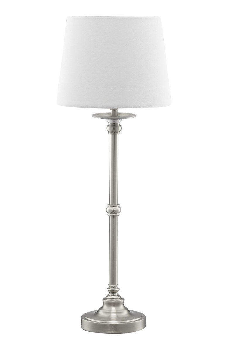 Axel Fluweel 58cm Wit tafellamp Van Pixie Design - De metalen lampenvoet met satijnen afwerking in combinatie met de witte fluwelen kap cre&euml;ert een sfeervolle sfeer in de kamer.
