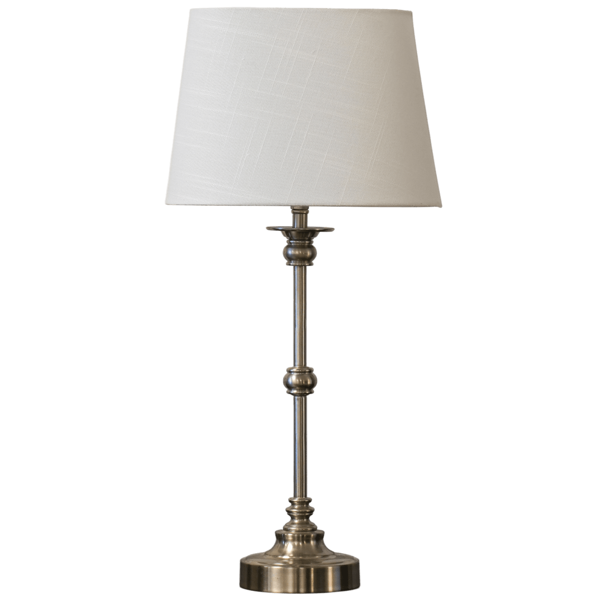 Axel Mini 50cm Zilver/gebroken wit tafellamp Van Lampan - De lampvoet is gemaakt van metaal met een prachtige satijnzilveren afwerking, wat de lamp een warm en tijdloos karakter geeft.