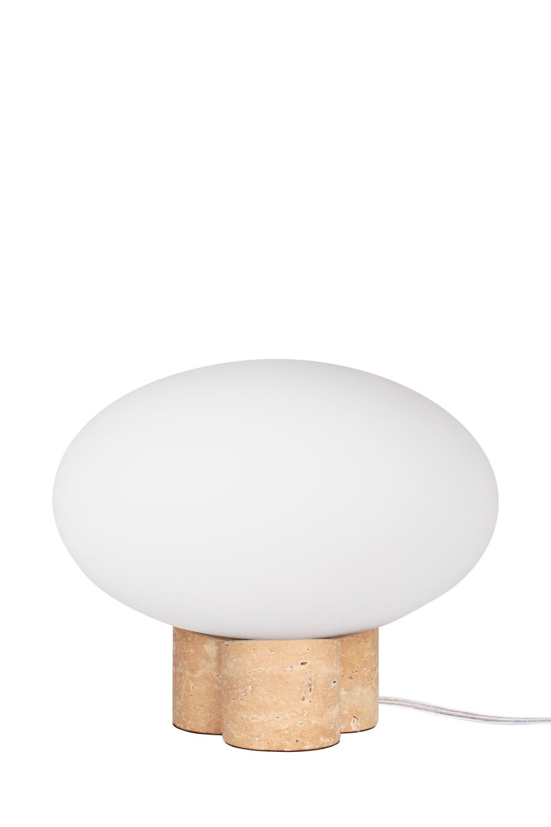 Mammut 25cm Travertijn tafellamp Van Globen Lighting - De lampenvoet is gecombineerd met een ronde, matwitte en afgeplatte glazen kap in een iets groter formaat, wat een speelse uitstraling creëert.