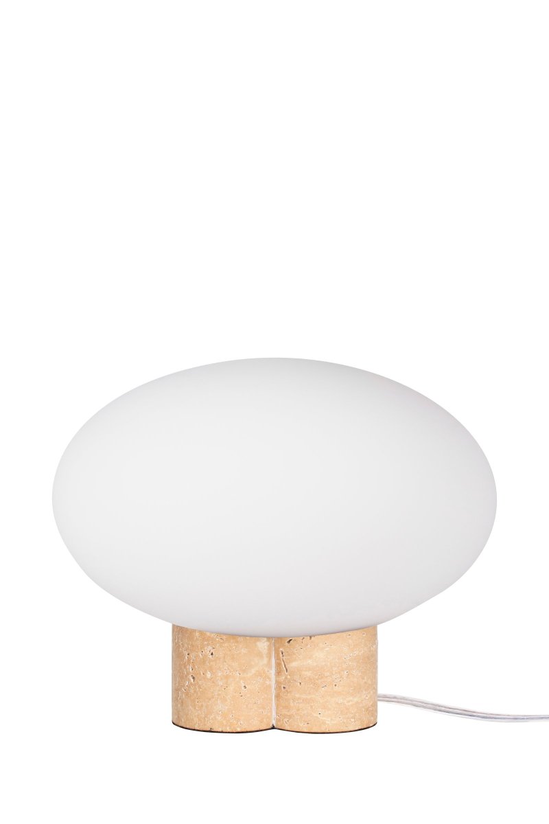 Mammut 25cm Travertijn tafellamp Van Globen Lighting - De lampenvoet is gecombineerd met een ronde, matwitte en afgeplatte glazen kap in een iets groter formaat, wat een speelse uitstraling creëert.