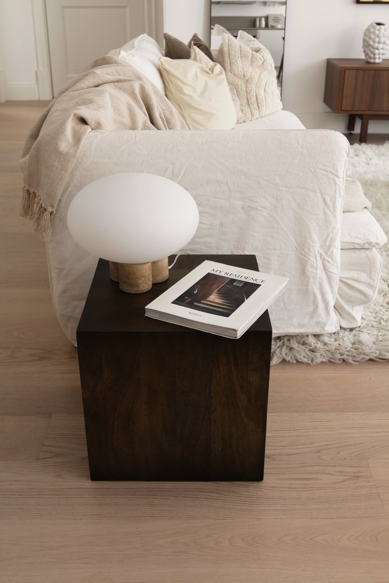 Mammut 25cm Travertijn tafellamp Van Globen Lighting - De lampenvoet is gecombineerd met een ronde, matwitte en afgeplatte glazen kap in een iets groter formaat, wat een speelse uitstraling creëert.