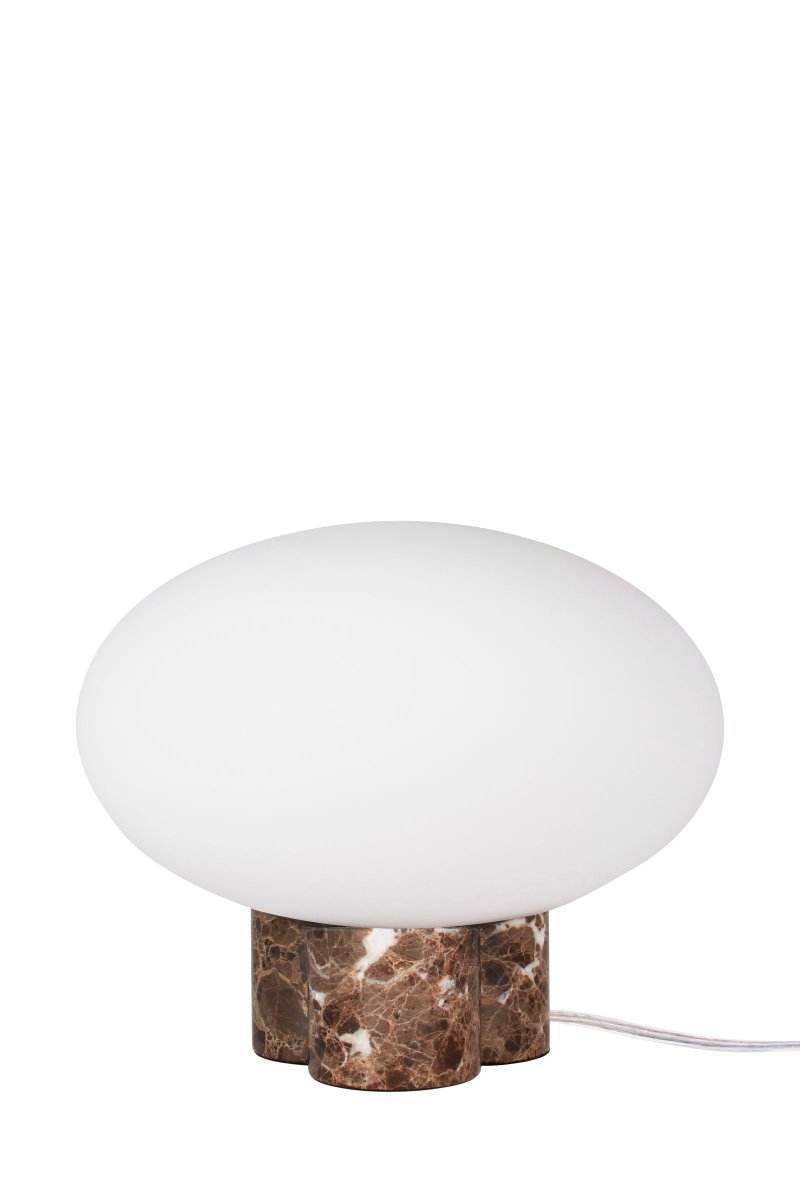 Mammut 25cm Bruin tafellamp Van Globen Lighting - De lampenvoet is gecombineerd met een ronde, matwitte en afgeplatte glazen kap in een iets groter formaat, wat een speelse uitstraling creëert.