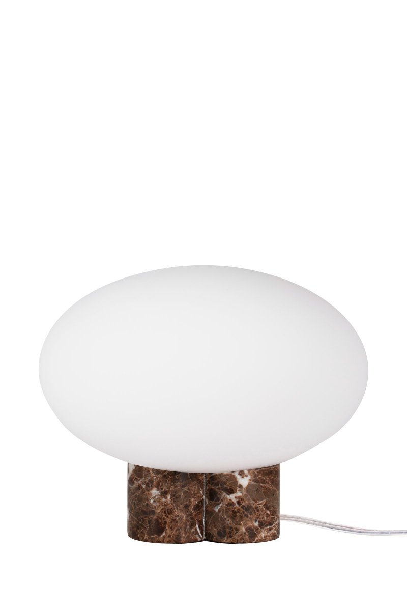 Mammut 25cm Bruin tafellamp Van Globen Lighting - De lampenvoet is gecombineerd met een ronde, matwitte en afgeplatte glazen kap in een iets groter formaat, wat een speelse uitstraling creëert.