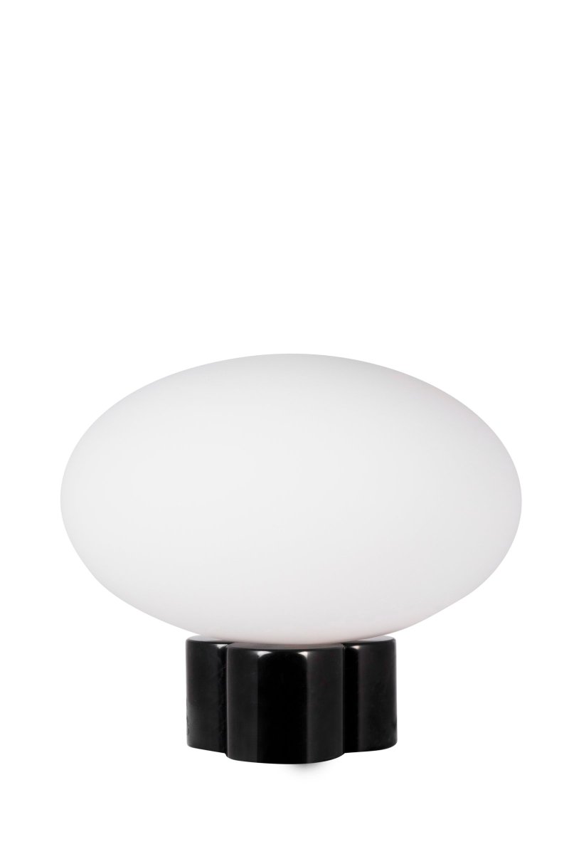 Mammut 25cm Zwart tafellamp Van Globen Lighting - De lampenvoet is gecombineerd met een ronde, matwitte en afgeplatte glazen kap in een iets groter formaat, wat een speelse uitstraling creëert.