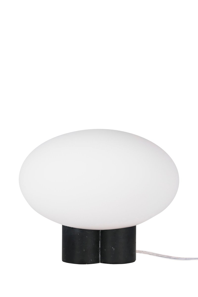Mammut 25cm Zwart tafellamp Van Globen Lighting - De lampenvoet is gecombineerd met een ronde, matwitte en afgeplatte glazen kap in een iets groter formaat, wat een speelse uitstraling creëert.