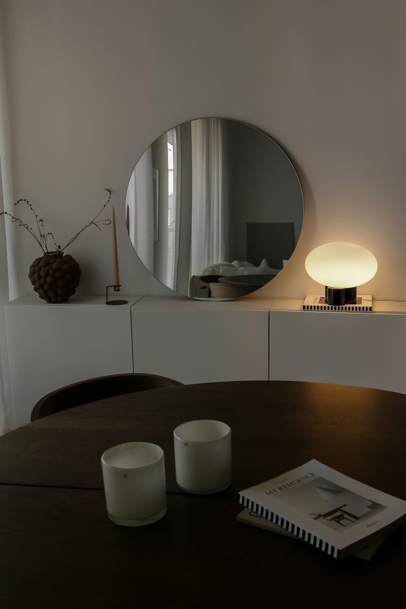 Mammut 25cm Zwart tafellamp Van Globen Lighting - De lampenvoet is gecombineerd met een ronde, matwitte en afgeplatte glazen kap in een iets groter formaat, wat een speelse uitstraling creëert.