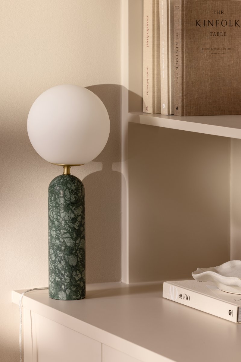 Torrano 53cm Donkergroen marmer tafellamp Van Globen Lighting - Steen is een natuurlijk materiaal, de kleur en tinten van het marmer variëren en creëren een uniek patroon voor elk stuk.