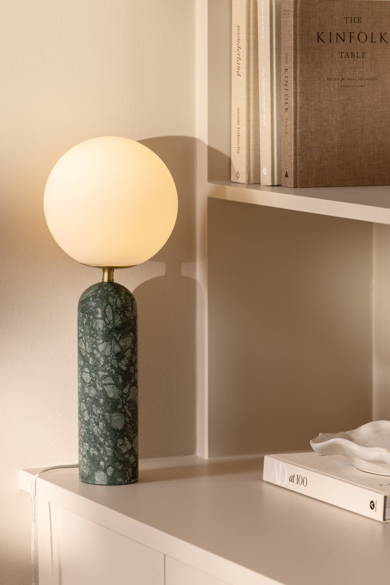 Torrano 53cm Donkergroen marmer tafellamp Van Globen Lighting - Steen is een natuurlijk materiaal, de kleur en tinten van het marmer variëren en creëren een uniek patroon voor elk stuk.