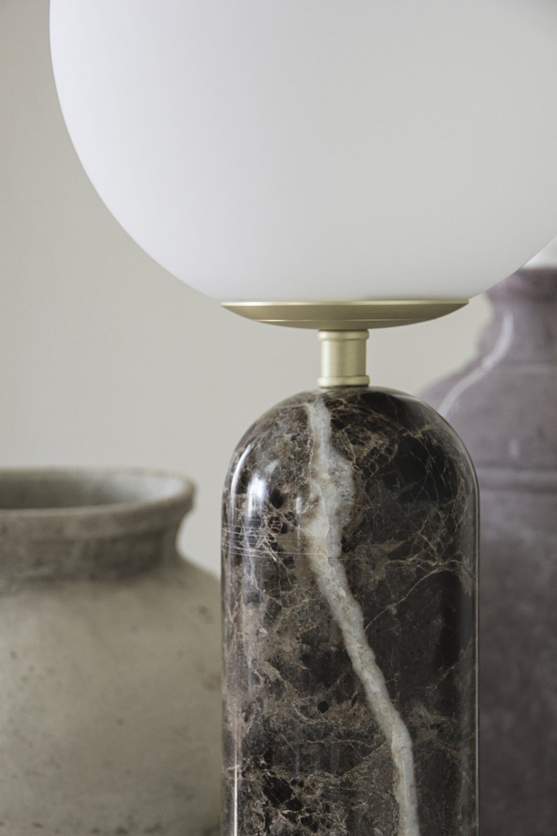 Torrano 53cm Bruin marmer tafellamp Van Globen Lighting - Steen is een natuurlijk materiaal, de kleur en tinten van het marmer variëren en creëren een uniek patroon voor elk stuk.