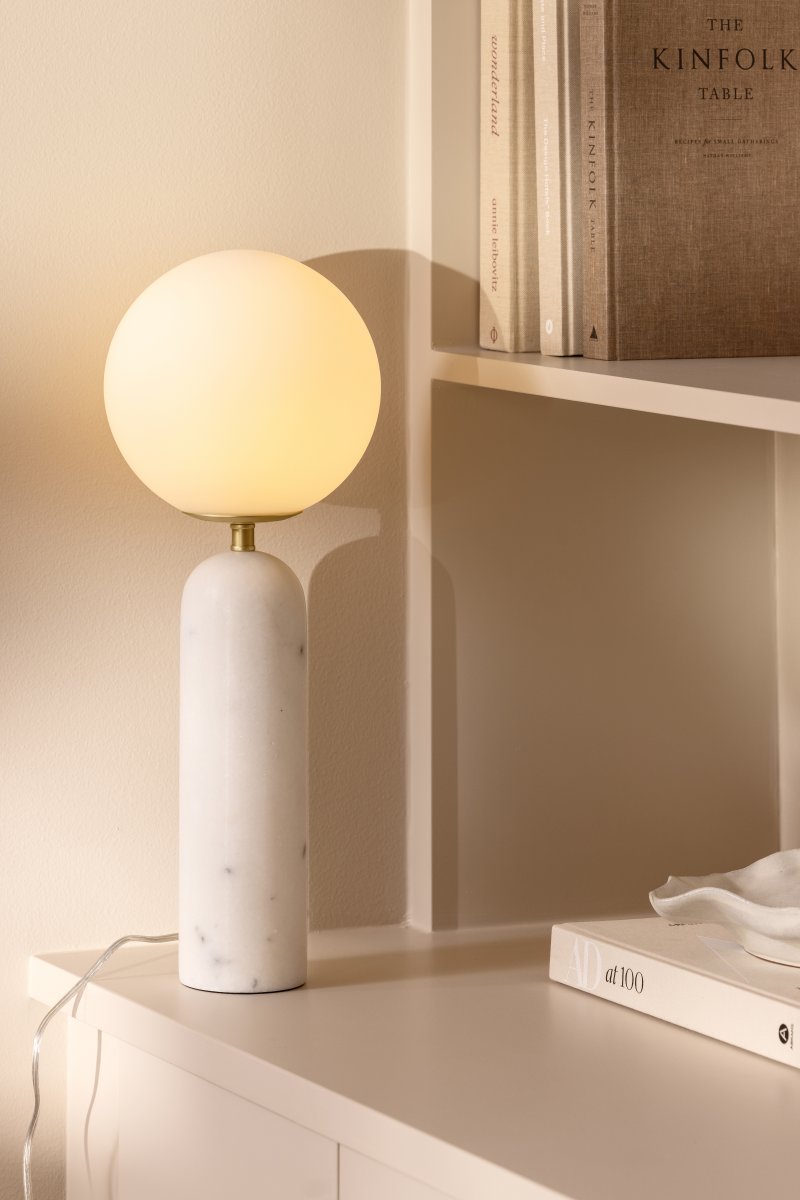 Torrano 53cm Wit marmer tafellamp Van Globen Lighting - Steen is een natuurlijk materiaal, de kleur en tinten van het marmer variëren en creëren een uniek patroon voor elk stuk.