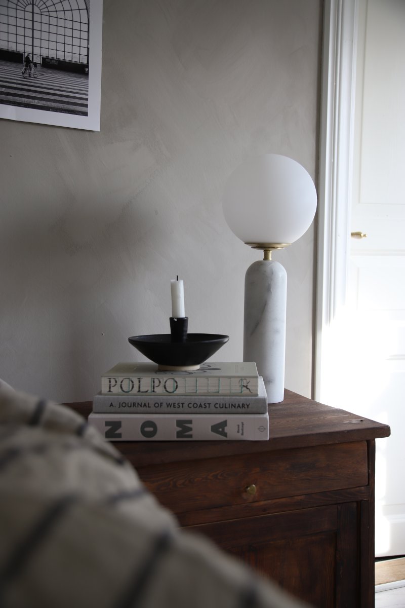 Torrano 53cm Wit marmer tafellamp Van Globen Lighting - Steen is een natuurlijk materiaal, de kleur en tinten van het marmer variëren en creëren een uniek patroon voor elk stuk.