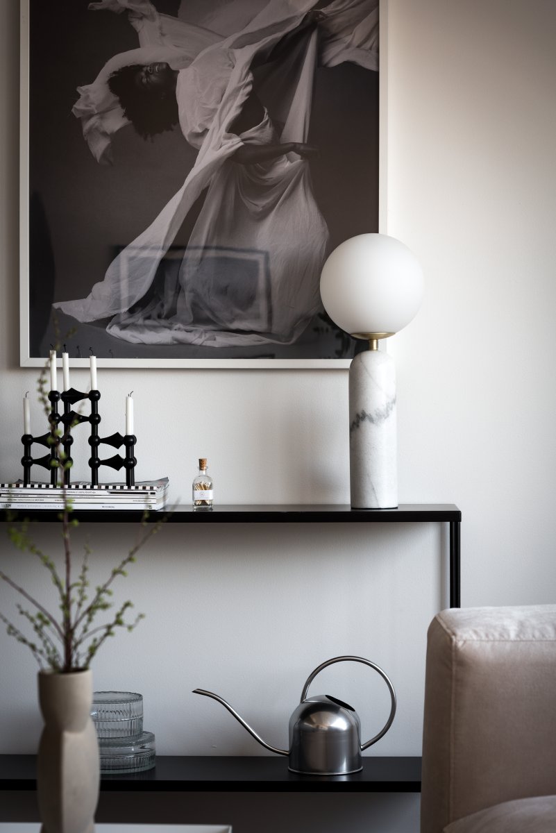 Torrano 53cm Wit marmer tafellamp Van Globen Lighting - Steen is een natuurlijk materiaal, de kleur en tinten van het marmer variëren en creëren een uniek patroon voor elk stuk.