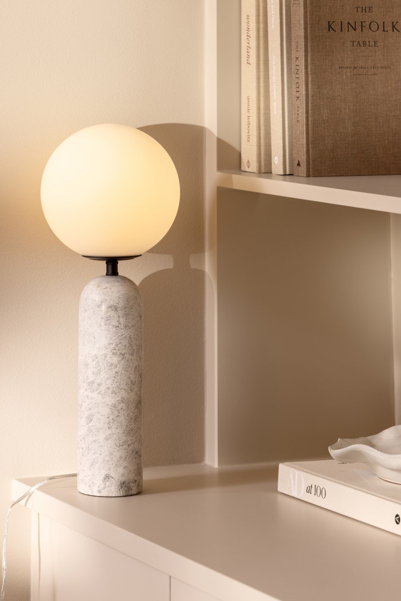Torrano 53cm Grijs marmer tafellamp Van Globen Lighting - Steen is een natuurlijk materiaal, de kleur en tinten van het marmer variëren en creëren een uniek patroon voor elk stuk.
