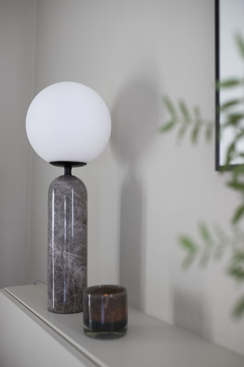 Torrano 53cm Grijs marmer tafellamp Van Globen Lighting - Steen is een natuurlijk materiaal, de kleur en tinten van het marmer variëren en creëren een uniek patroon voor elk stuk.