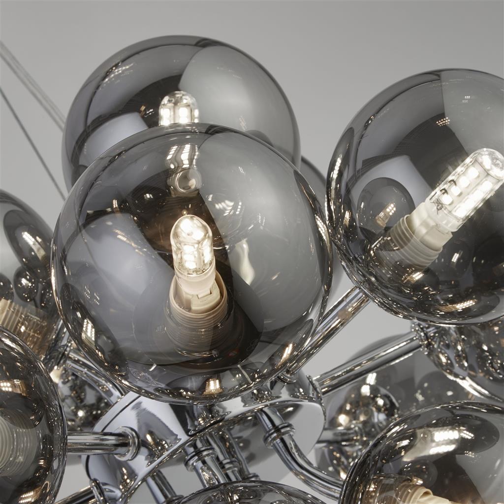 Berry Ø40 Rookkleurig hanglamp Van Searchlight - Berry is een plafondlamp die echt ruimte inneemt - Met in totaal 17 lichtbronnen, omgeven door rookkleurige glazen koepels in een moderne, minimalistische stijl, is dit een gegarandeerde blikvanger in elke kamer.