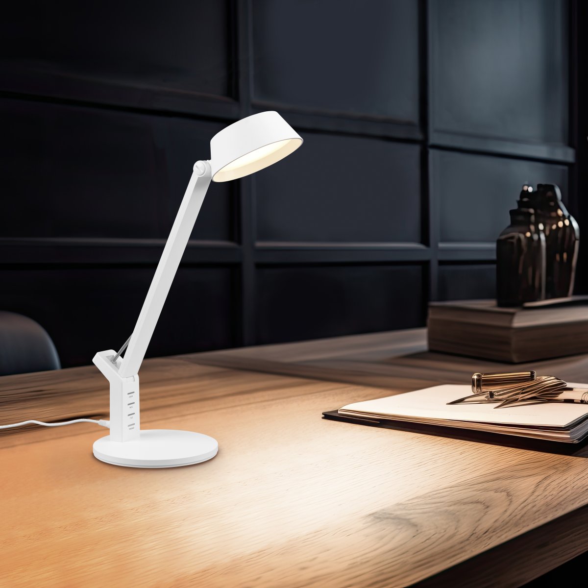 Ava 40cm Wit bureaulamp Van Trio Lighting - Dankzij de ingebouwde geheugenfunctie keert de lamp altijd terug naar de laatst ingestelde lichtstand.