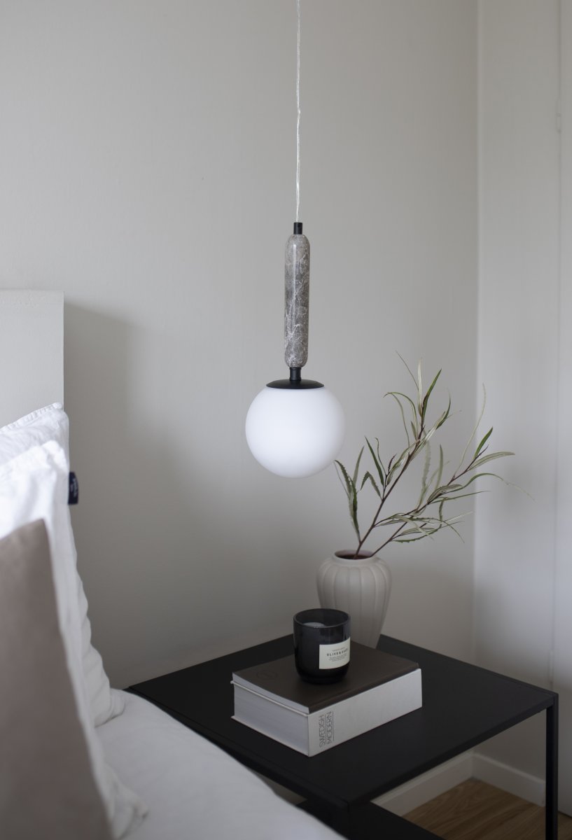 Torrano Ø15 Grijs marmer raamlamp Van Globen Lighting - Steen is een natuurlijk materiaal, de kleur en tinten van het marmer variëren en creëren een uniek patroon voor elk stuk.