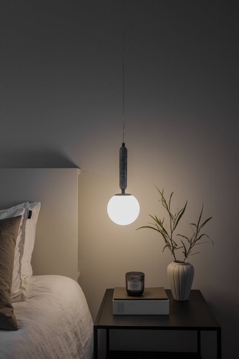 Torrano Ø15 Grijs marmer raamlamp Van Globen Lighting - Steen is een natuurlijk materiaal, de kleur en tinten van het marmer variëren en creëren een uniek patroon voor elk stuk.