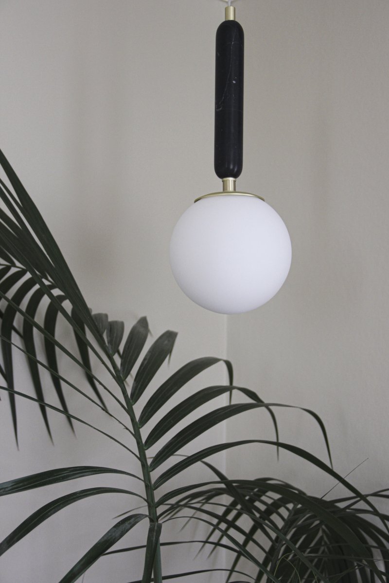 Torrano Ø15 Zwart marmer raamlamp Van Globen Lighting - Steen is een natuurlijk materiaal, de kleur en tinten van het marmer variëren en creëren een uniek patroon voor elk stuk.