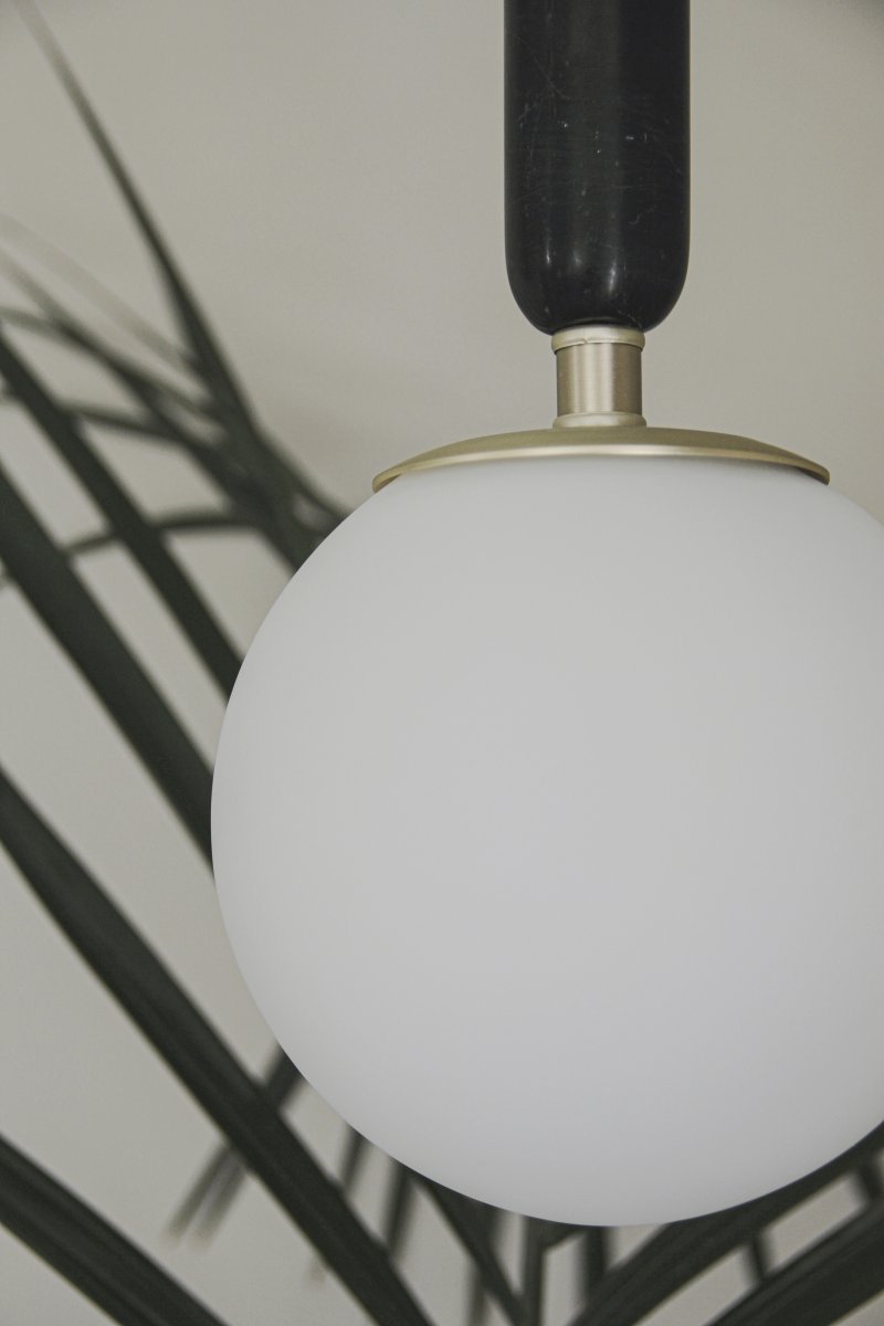 Torrano Ø15 Zwart marmer raamlamp Van Globen Lighting - Steen is een natuurlijk materiaal, de kleur en tinten van het marmer variëren en creëren een uniek patroon voor elk stuk.