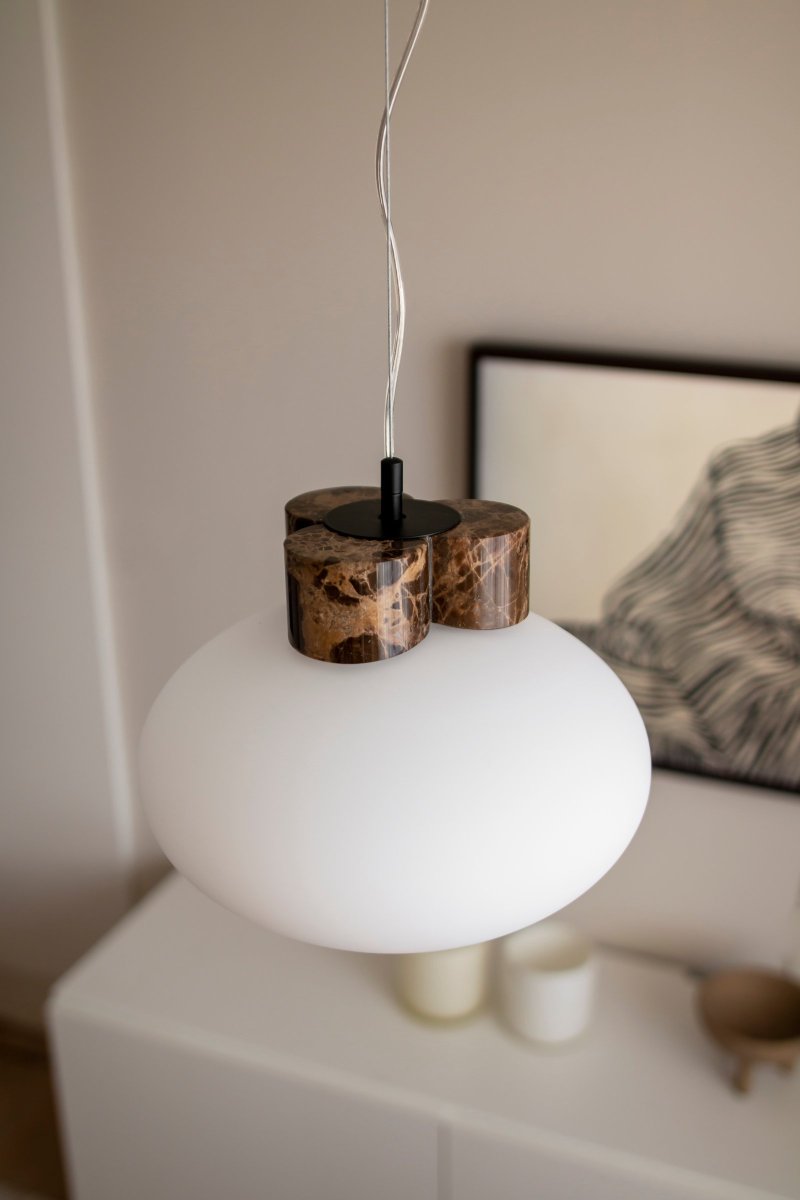 Mammut Ø30 Bruin hanglamp Van Globen Lighting - Mammut is een exclusieve en speelse plafondlamp met een kort bovenstuk van steen en een grote glazen kap.