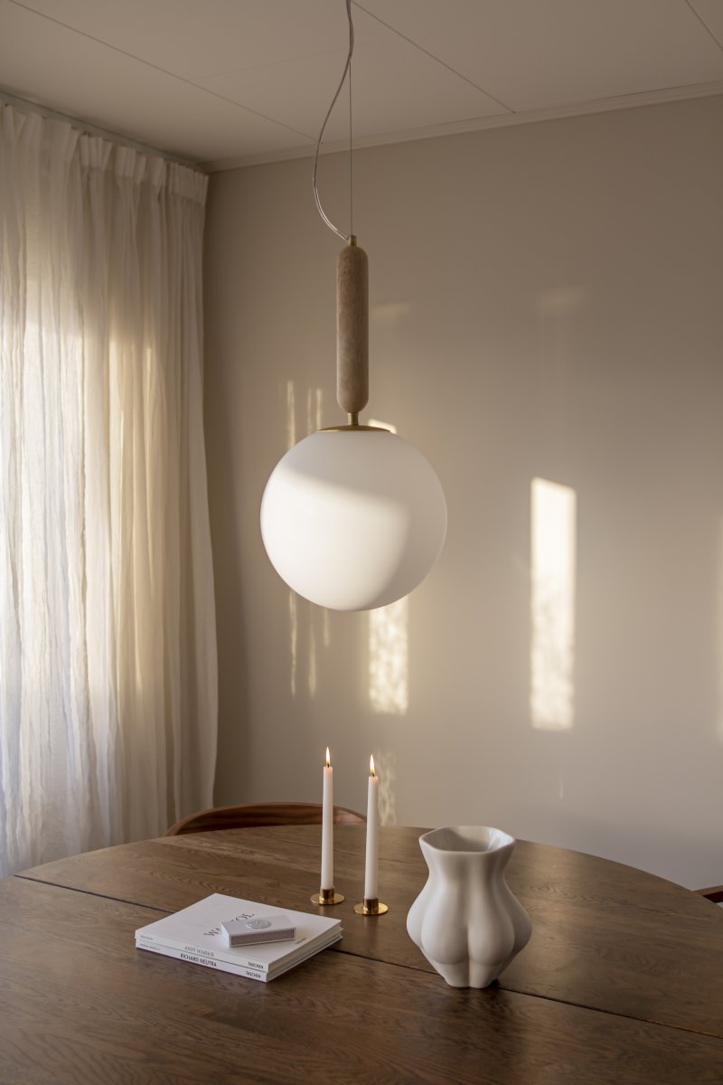 Torrano Ø30 Beige travertijn hanglamp Van Globen Lighting - Steen is een natuurlijk materiaal, de kleur en tinten van het marmer vari&euml;ren en cre&euml;ren een uniek patroon voor elk stuk.