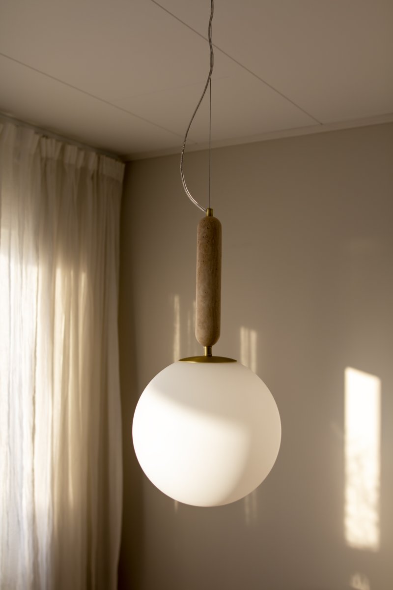 Torrano Ø30 Beige travertijn hanglamp Van Globen Lighting - Steen is een natuurlijk materiaal, de kleur en tinten van het marmer vari&euml;ren en cre&euml;ren een uniek patroon voor elk stuk.