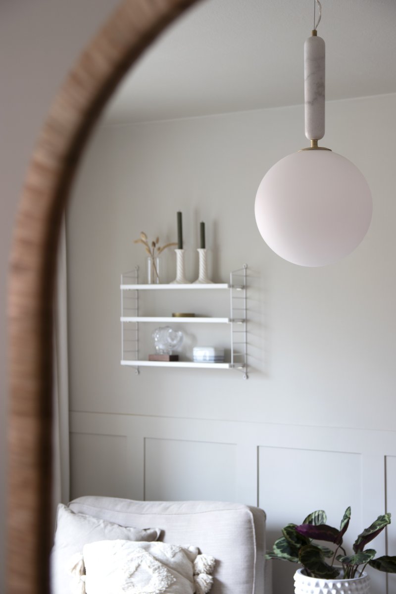 Torrano Ø30 Wit marmer hanglamp Van Globen Lighting - Steen is een natuurlijk materiaal, de kleur en tinten van het marmer variëren en creëren een uniek patroon voor elk stuk.