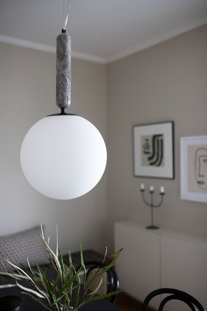 Torrano Ø30 Grijs marmer hanglamp Van Globen Lighting - Steen is een natuurlijk materiaal, de kleur en de tinten van het marmer vari&euml;ren en cre&euml;ren een uniek patroon voor elk stuk.