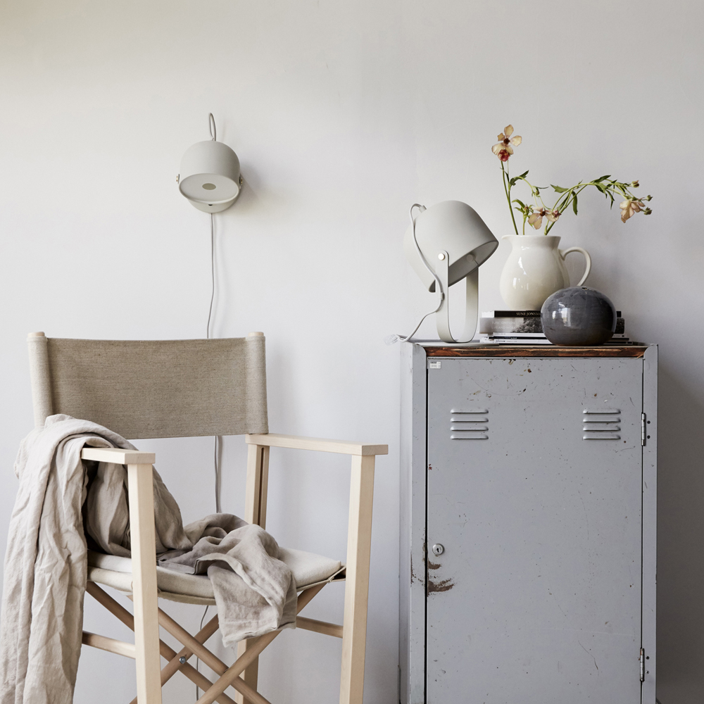 Svejk 13 Beige leeslamp Van CO Bankeryd - De lamp kan goed gebruikt worden in de woonkamer naast een bank of fauteuil, maar ook in een gang of boven een dressoir, waar het een moderne uitstraling aan de kamer geeft.