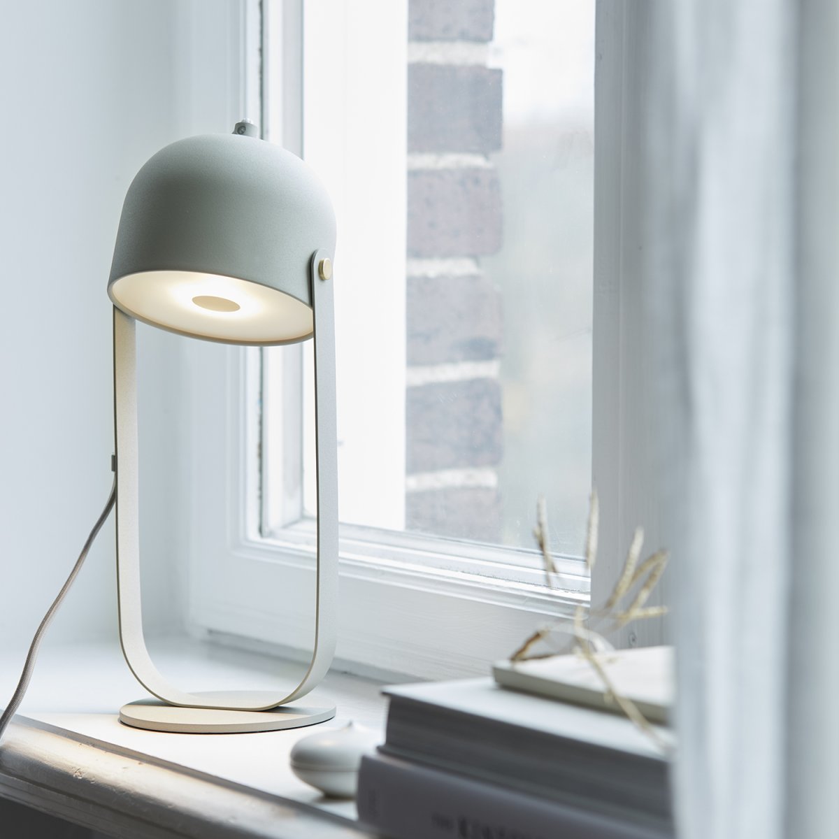 Svejk 36cm Beige tafellamp Van CO Bankeryd - De Svejk tafellamp geeft de kamer een sobere Scandinavische sfeer en creëert zowel licht als karakter.