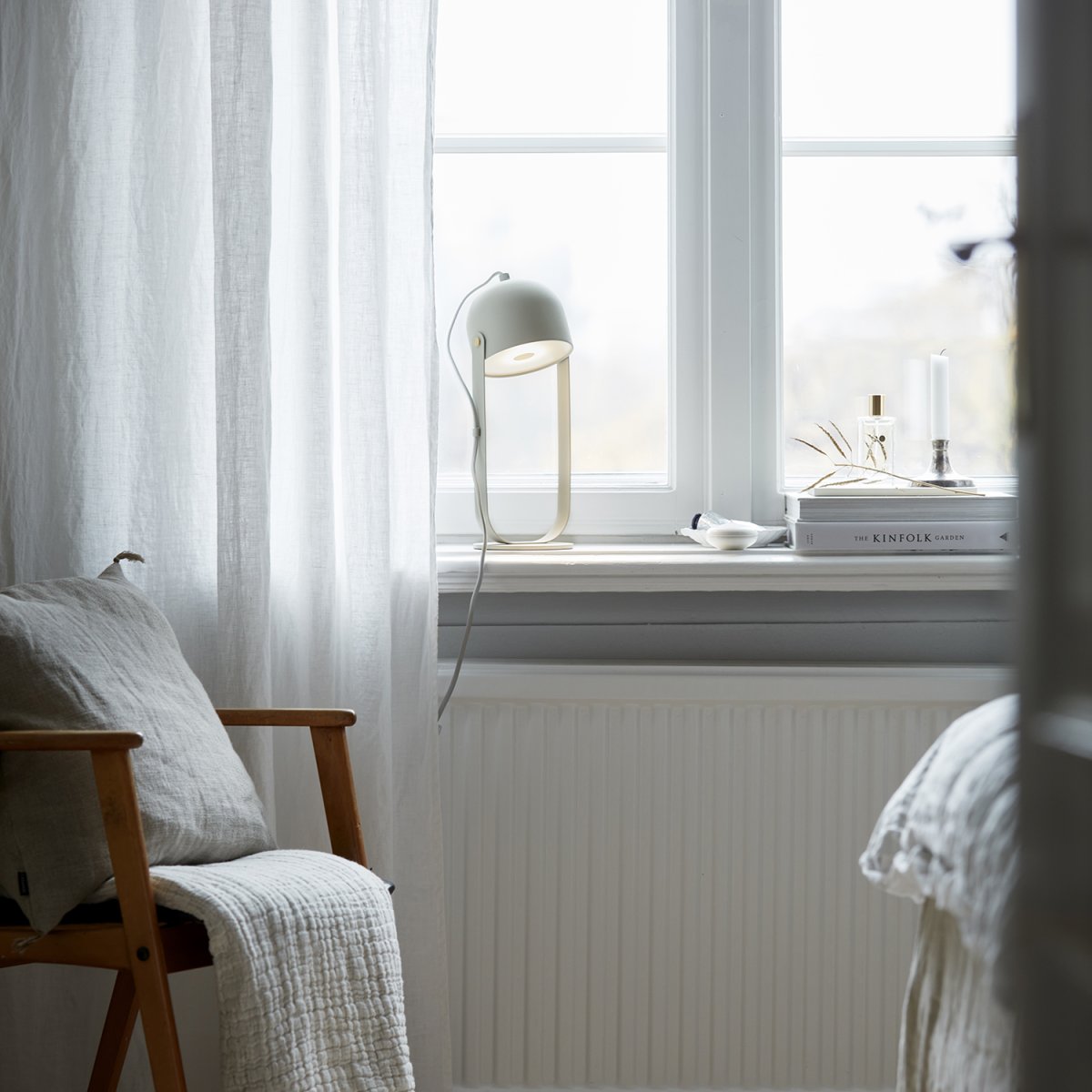 Svejk 36cm Beige tafellamp Van CO Bankeryd - De Svejk tafellamp geeft de kamer een sobere Scandinavische sfeer en creëert zowel licht als karakter.