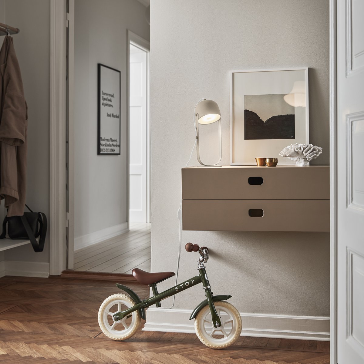 Svejk 36cm Beige tafellamp Van CO Bankeryd - De Svejk tafellamp geeft de kamer een sobere Scandinavische sfeer en creëert zowel licht als karakter.