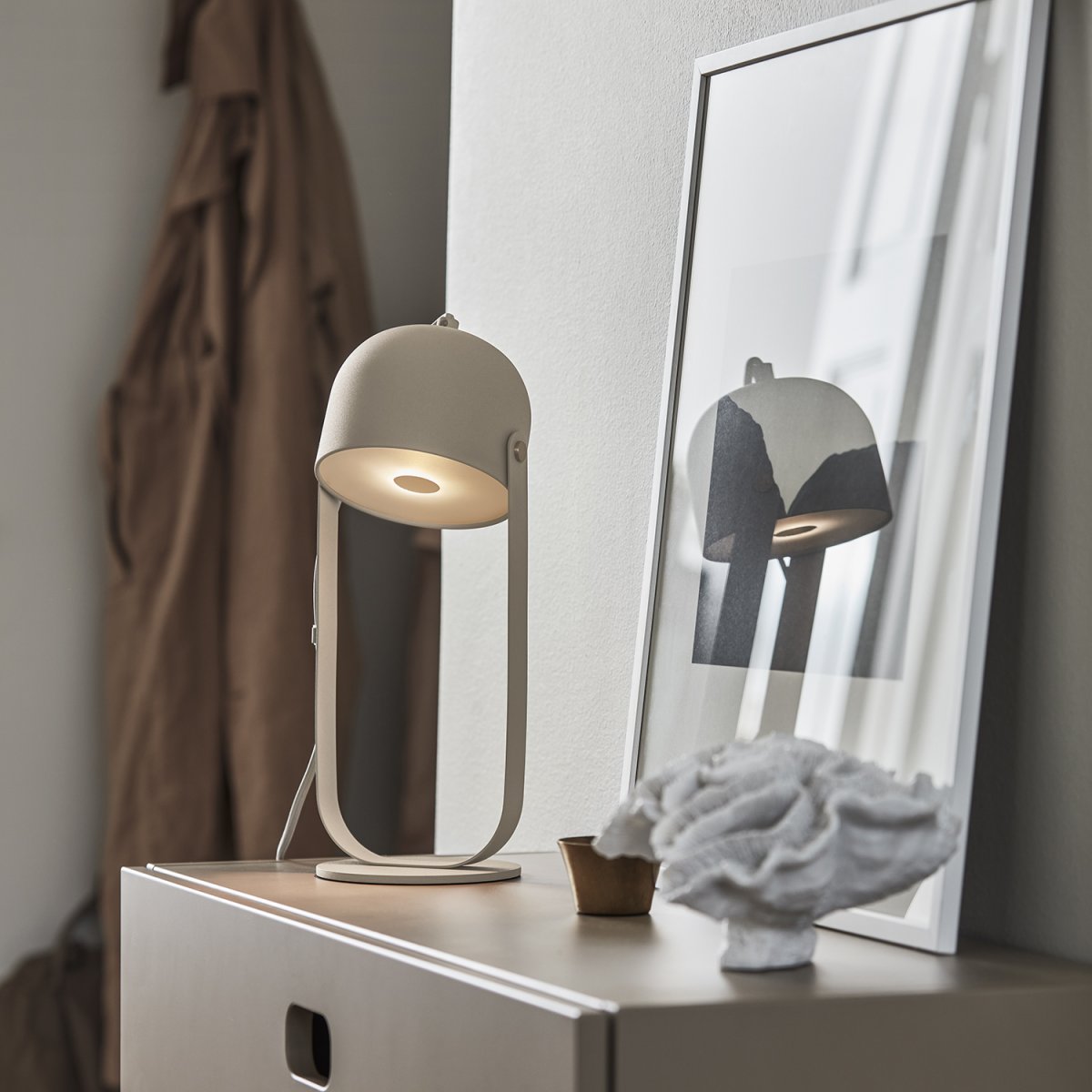 Svejk 36cm Beige tafellamp Van CO Bankeryd - De Svejk tafellamp geeft de kamer een sobere Scandinavische sfeer en creëert zowel licht als karakter.