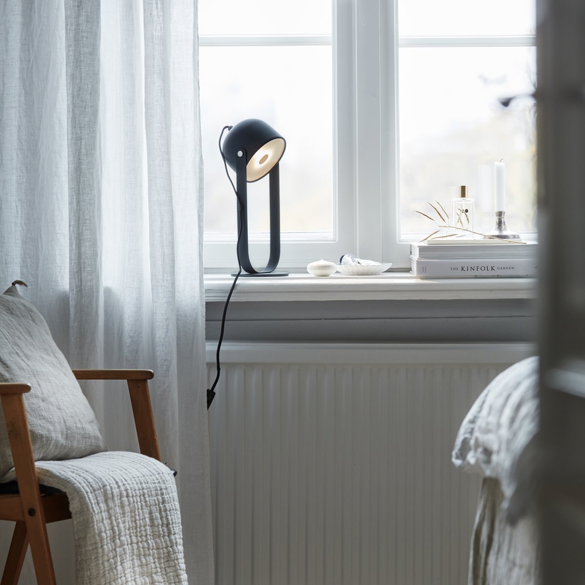 Svejk 36cm Antraciet tafellamp Van CO Bankeryd - De Svejk tafellamp geeft de kamer een sobere Scandinavische sfeer en creëert zowel licht als karakter.