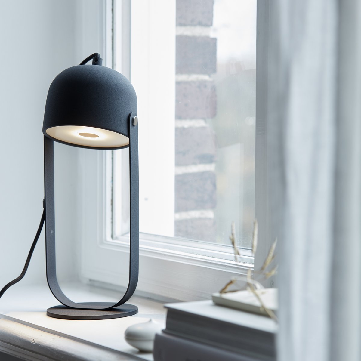 Svejk 36cm Antraciet tafellamp Van CO Bankeryd - De Svejk tafellamp geeft de kamer een sobere Scandinavische sfeer en creëert zowel licht als karakter.