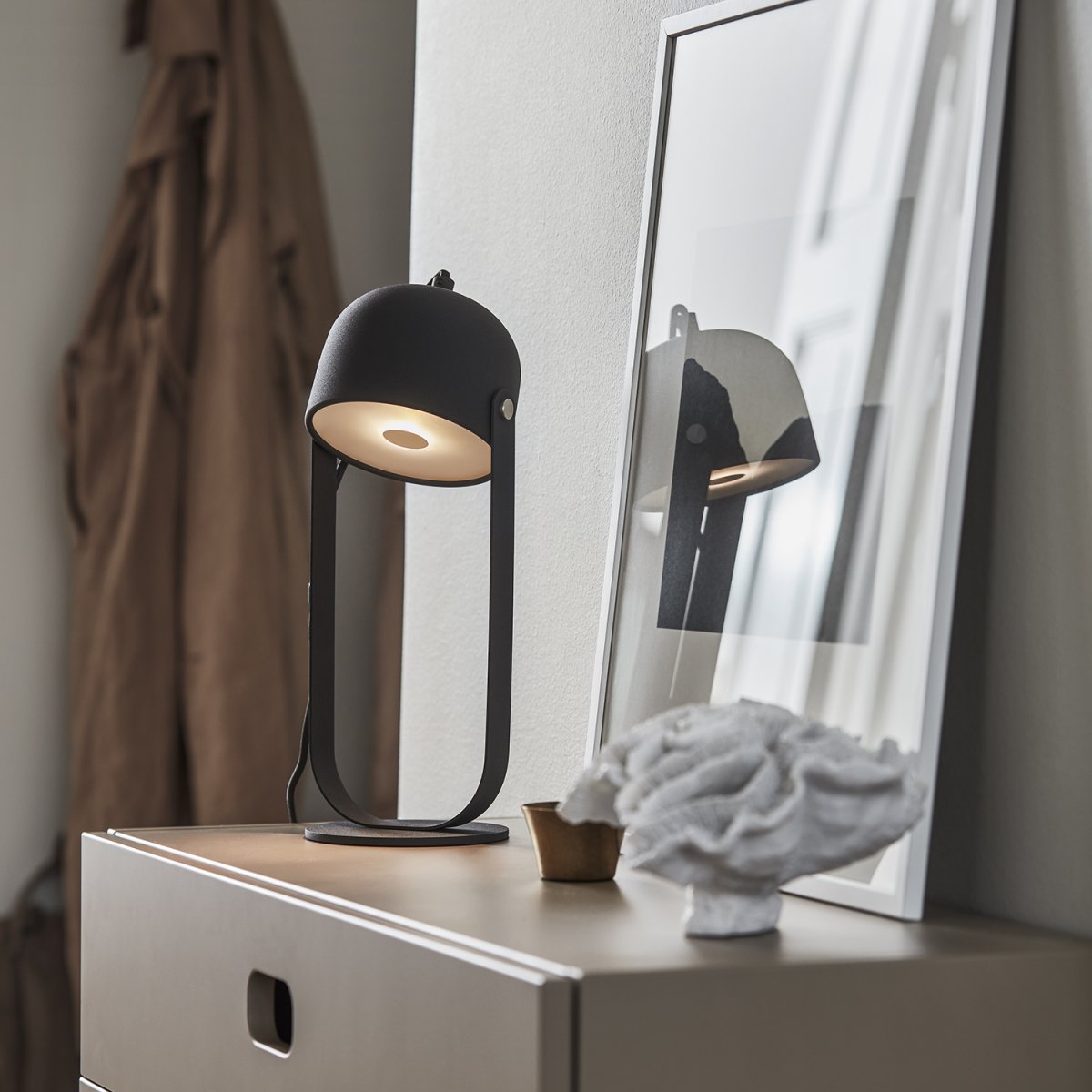 Svejk 36cm Antraciet tafellamp Van CO Bankeryd - De Svejk tafellamp geeft de kamer een sobere Scandinavische sfeer en creëert zowel licht als karakter.