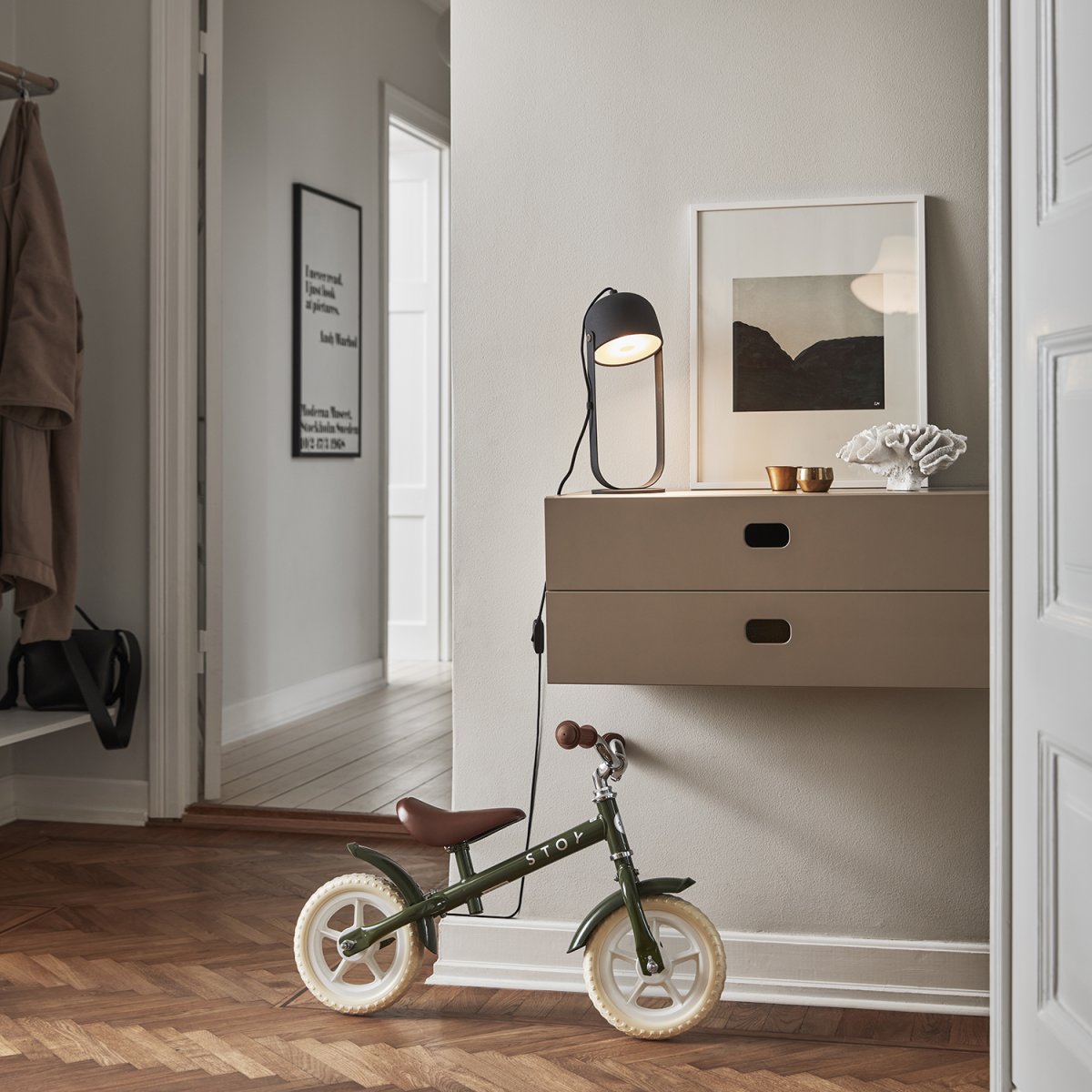 Svejk 36cm Antraciet tafellamp Van CO Bankeryd - De Svejk tafellamp geeft de kamer een sobere Scandinavische sfeer en creëert zowel licht als karakter.