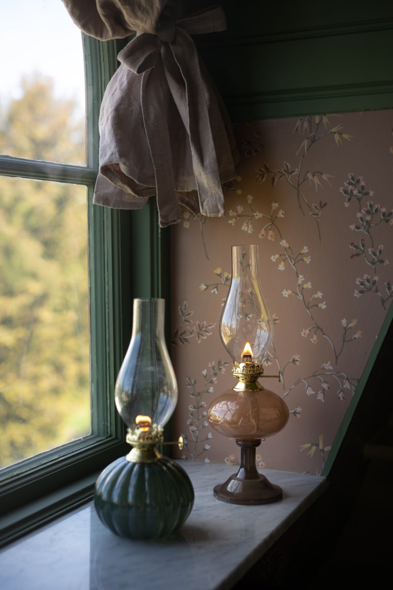 Esmeralda Bruin Van Strömshaga - De lamp is gemaakt van bruin glas met een decoratief geëtst patroon dat haar een romantische en ouderwetse uitstraling geeft.