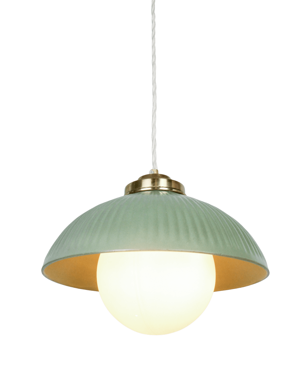 Elliot Ø30 Groente hanglamp Van Strömshaga - De groene metalen kap heeft een decoratieve ribbelstructuur en is gecombineerd met details in messing en een witte glazen kap die een zacht en aangenaam licht verspreidt.