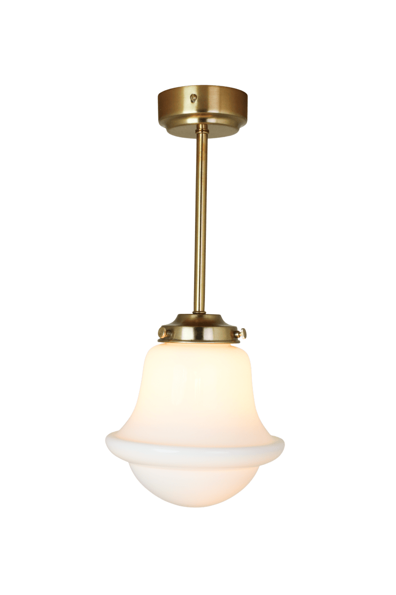 Sture Ø20 Wit/messing plafondlamp Van Strömshaga - De Sture plafondlamp heeft een klassieke en tijdloze uitstraling met duidelijke invloeden uit de designstijl van de eeuwwisseling.